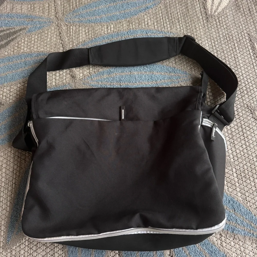 Columbia Outfitter‎ Expandable Messenger Diaper Bag Black Shoulder Strap